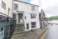 The Old Stamp House Retreat - Three En-Suite Bedrooms with Parking - Kitchens