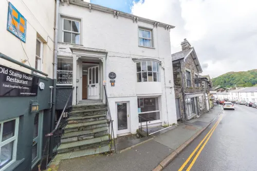 The Old Stamp House Retreat- Three En-suite Bedrooms Central Village Location - Apartments
