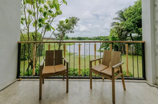 รูปภาพของWhite Wall Riverfront Hotel