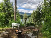 Civilia高爾夫度假村的Hotel Civilia Lakeside Clearwater Library, Thompson-Nicola Regional Library附近的飯店