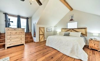 Pet-Friendly Fredericksburg Cabin with Hot Tub!