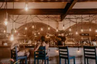 Sansara Surf Yoga & Resort - bar