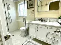 Bright&Modern Space Perfect for couple and Family Step to public transit in Toronto Hotels near IKEA North York