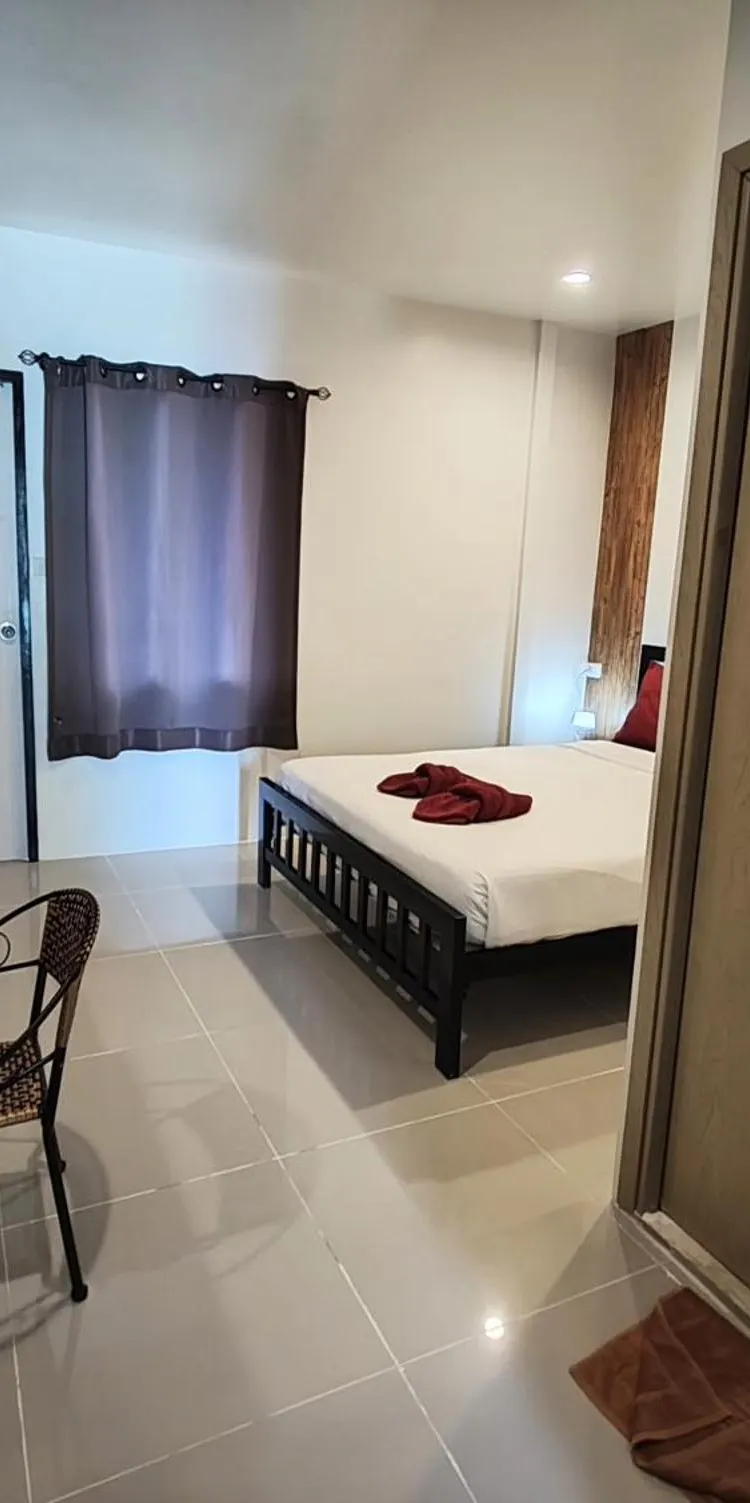 ห้องเตียงใหญ่ พร้อมระเบียง
