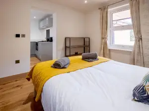 Oak - Three Tuns Apartments, Pettistree, Wickham Market - by Aldeburgh Coastal Cottages