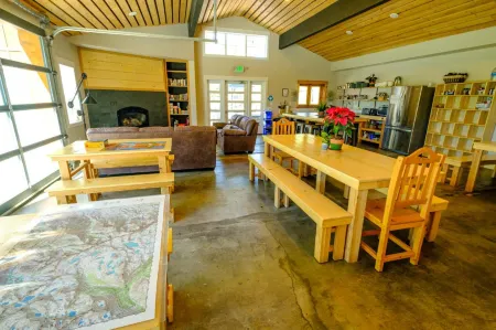 Eastside Guesthouse and Bivy Отели рядом с достопримечательностью «Ancient Bristlecone Pine Forest»