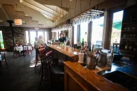 The Lakehouse Inn Geneva - bar