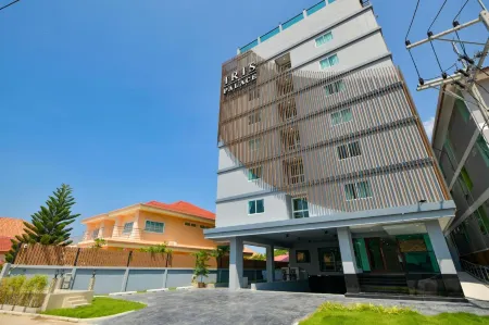 Iris Palace Отели рядом с достопримечательностью «Suk Sabai Villa»