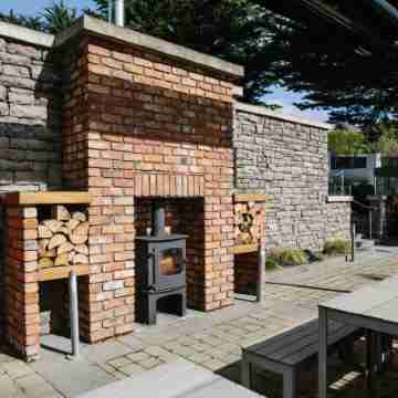 Ivanhoe Inn and Hotel Hotel Exterior