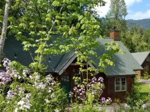 On the River Wooded Bliss Cabin Near Loloma