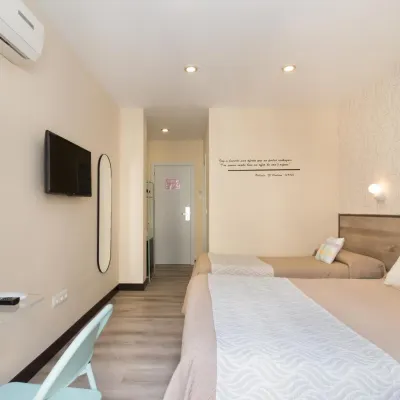 Hostal Art Madrid Hotels near Batan Metro Station