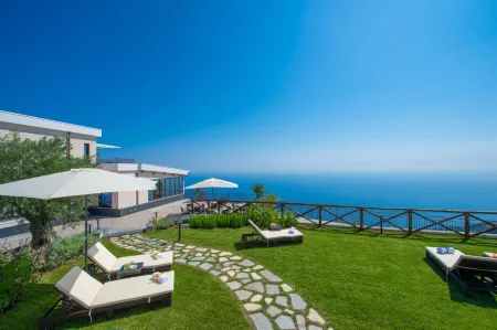 Villa Paradise Resort Отели рядом с достопримечательностью «Sorrento Peninsula»