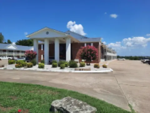 บลูริบบอน อินน์แอนด์สวีทส์ โรงแรมในSallisaw