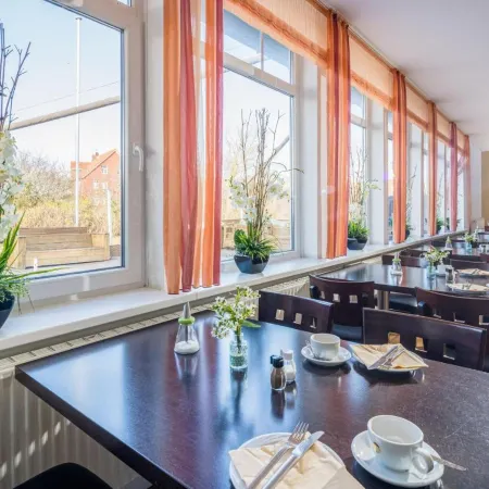 Strandhotel Achtert Diek Отели рядом с достопримечательностью «Пляж Лангеог»
