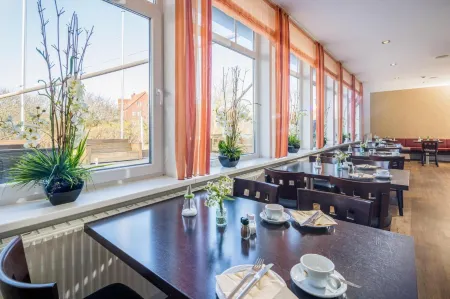 Strandhotel Achtert Diek Отели в г. Лангеог