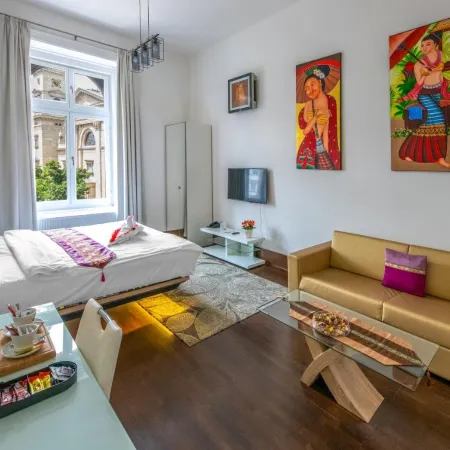 Andrassy Thai Hotel Отели рядом с достопримечательностью «Вархеги Кастл Хилл»