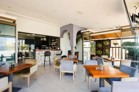 Mikes Kanarium City Hotel Отели в г. Ларнака