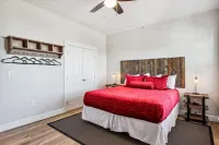 Ski and Relax Mtn-View Apt with Deck in Virginia City