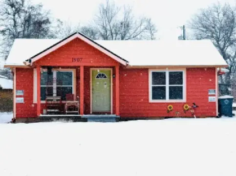 EZ 1 mile to Fort Sill! Pumpkin Cottage sleeps 9, grills, firepit, laundry