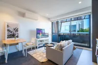 Modern 1BR Apartment with Smart TV and Views