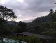 Sinharaja Forest Gate - con vistas a la montaña