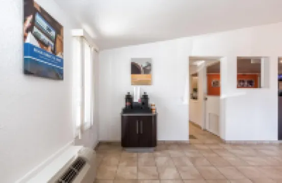 Travelodge by Wyndham Lansing