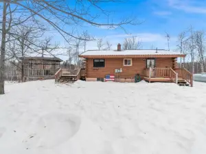 Cozy Cabin with Hottub at Cloverdale Cabins