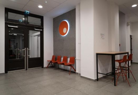 킹스 호텔의 아늑한 내부 객실