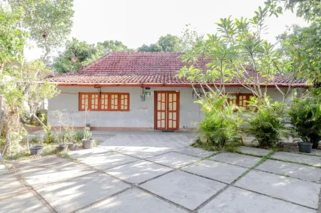 Omah Nggunung Cafe & Homestay Отели в г. Wonosari