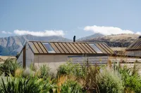 Jacks Point Earth House, Mountain View & Fireplace - Homestays