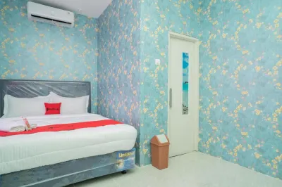 RedDoorz Plus Near ITC Cempaka Mas 2 Hotels in Tanjung Priok