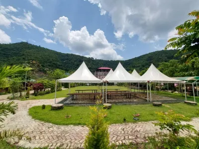 Shalom Farmhouse by the Hillside Hotel a 