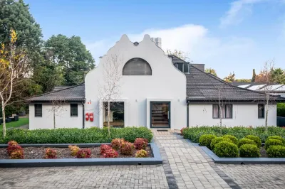 30 on Whites Guesthouse Hotels in Bloemfontein