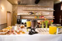 City Hotel B&B, Reception 24 7, 800m od-from R1, Free Parking Hôtels à : Banska Bystrica