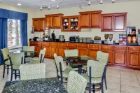 Days Inn & Suites by Wyndham Savannah North I-95