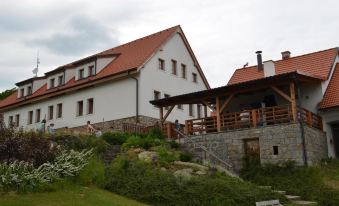 Hotelový a jezdecký areál Dvůr Krutěnice