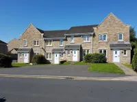 Burnley Entire House 4-Bedrooms-Sleeps 6-Driveway Hotels near JD Sports
