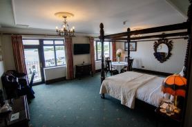 Lakeside Manor Hotel