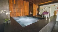 Quartz Hotel & Spa - Bathtub