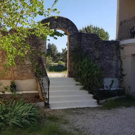 Hotel Carina-Très Grande Piscine-Local à Vélo Отели в г. Апт