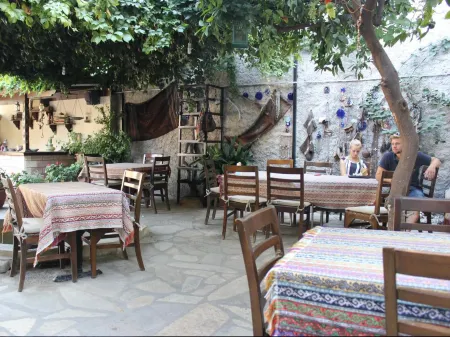 Tuncay Pension Отели рядом с достопримечательностью «Храм Адриана»