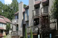 Lakeview Golf Resort Townhouses Hotels near Morgantown Public Library