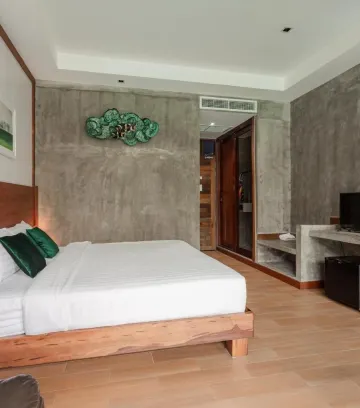 ห้องดีลักซ์ เตียงใหญ่ พร้อมทางลงสระว่ายน้ำ