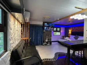 Clockworkorange Luxury Suites