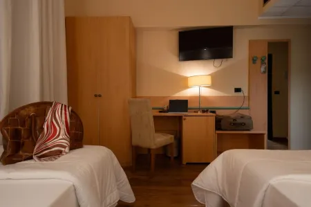 Hotel Iris Отели в г. Метропо́льный город Генуя