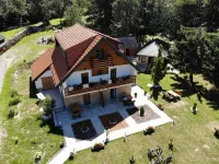 Guesthouse Green Valley فنادق في Jezerce