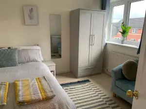 Spacious and Amazing 4 Bedroom Detached House