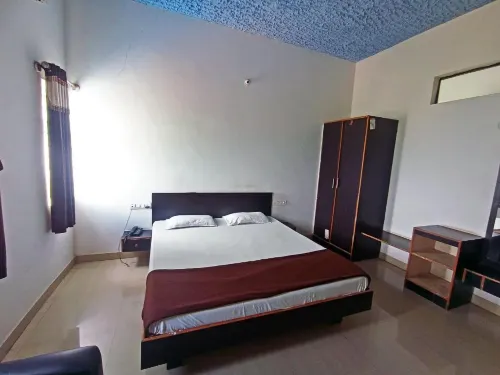 Savanur Deluxe Lodge Hotels in Davanagere