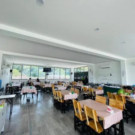The Chev Hotel Отели рядом с достопримечательностью «Пранг Сам Йот»