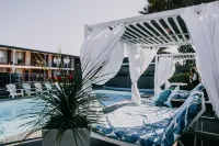 Town House Motor Inn - Pools